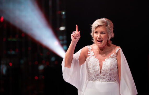 Una donna parla al pubblico dal palco