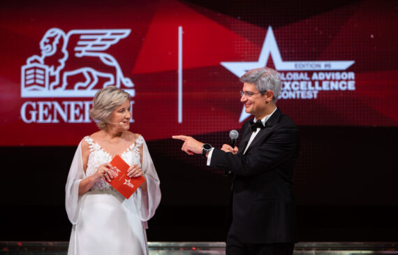 Una donna e un uomo parlano al pubblico dal palco