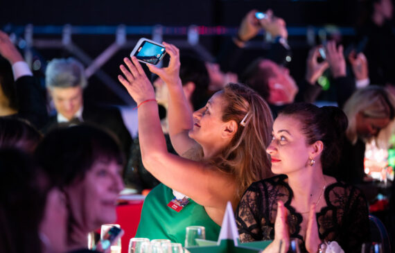 una donna fotografa il cielo
