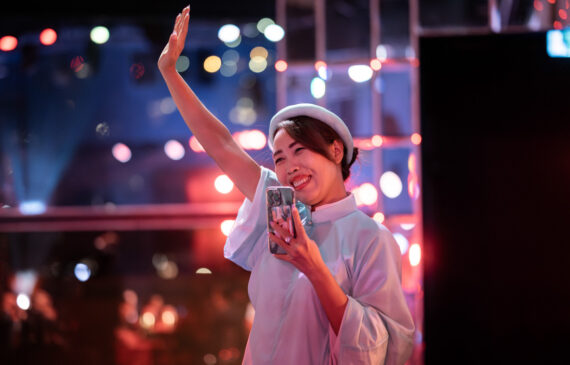 Una donna saluta il pubblico dal palco