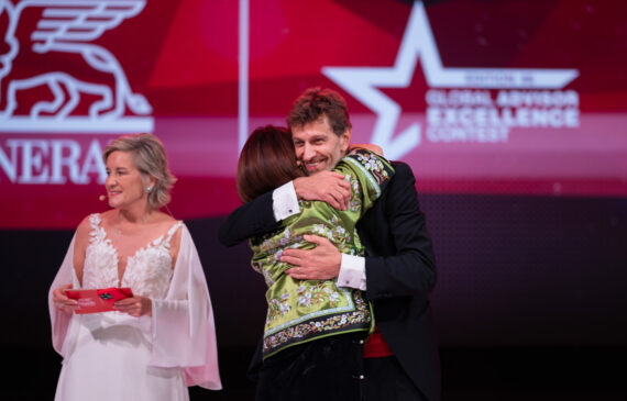 due persone si abbracciano sul palco