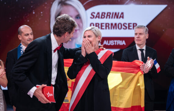 una donna viene premiata sul palco de la salle des etoiles