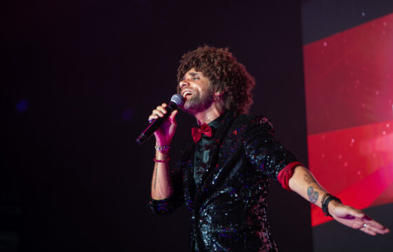 un cantante canta sul palco