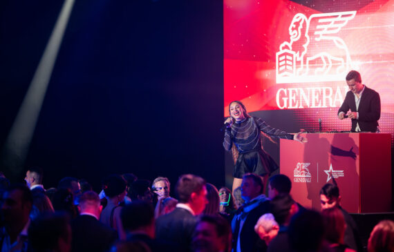 una cantante balla e canta sul palco