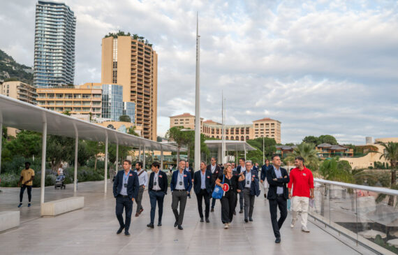 alcune persone camminano a Montecarlo