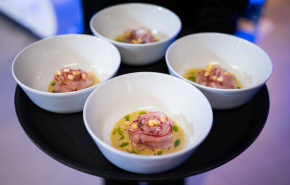 alcuni piatti su un vassoio