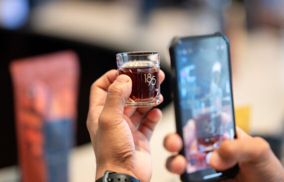 una tazzina di design viene fotografata con un cellulare