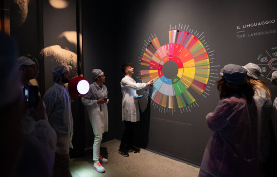 un addetto illustra ad un gruppo di partecipanti il museo lavazza