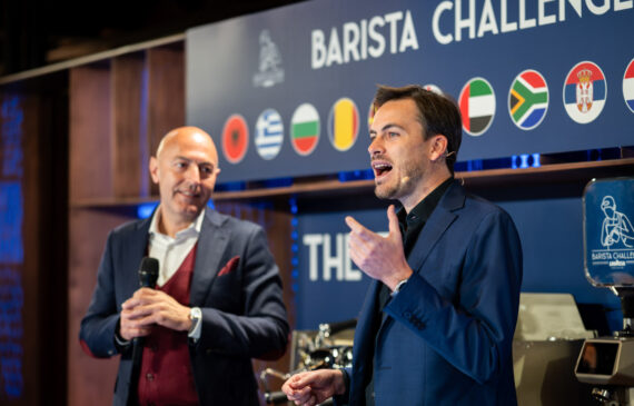 un presentatore annuncia il concorso barista challenge 2024