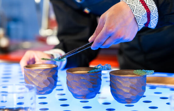 un barista decora alcuni cocktail