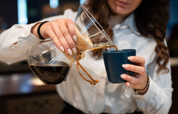 una donna versa del caffè in una tazzina