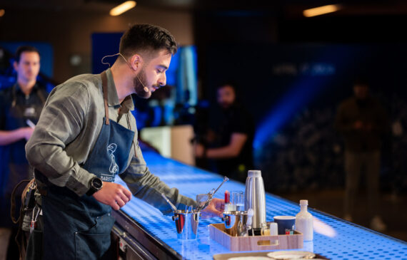 un uomo si esibisce durante il lavazza barista challenge 2024