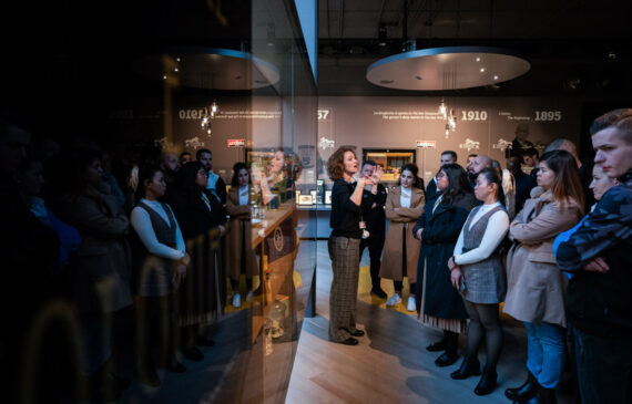 la visita di un gruppo di persone al museo lavazza di torino