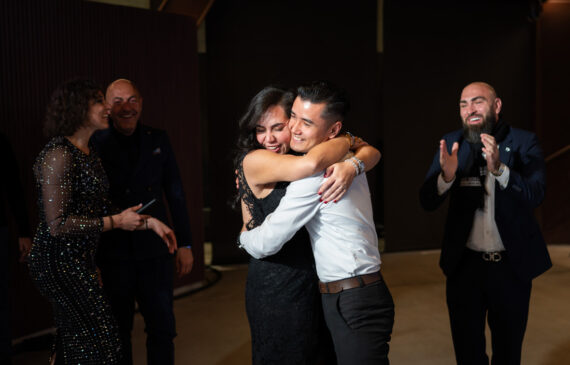 due persone si abbracciano dopo la vittoria del premio lavazza 2024