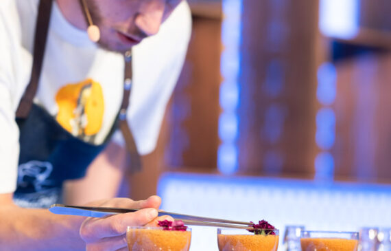 un barista guarnisce un cocktail