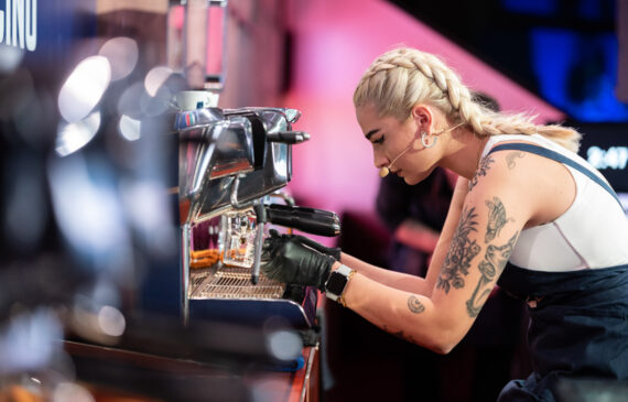 una barista si esibisce al concorso barista challenge di lavazza 2024
