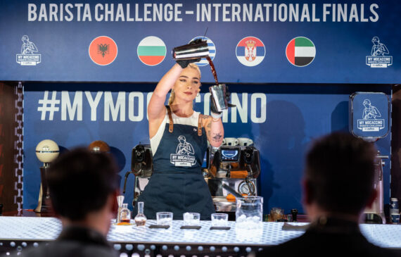 una barista si esibisce al concorso barista challenge di lavazza 2023