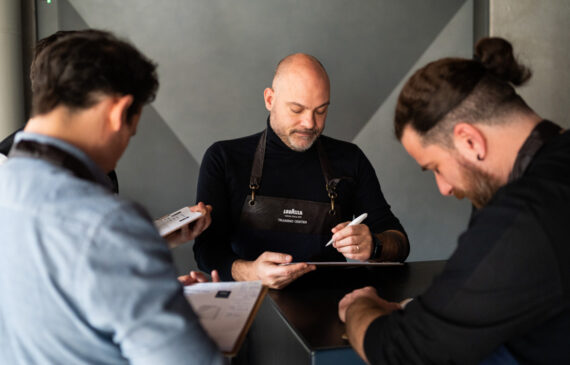 alcuni giudici scrivono i giudizi di una competizione sui loro taccuini