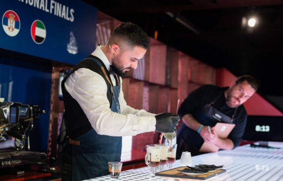 un barista guarnisce un cocktail