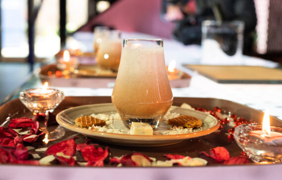 una bevanda a base di caffè servita su un vassoio