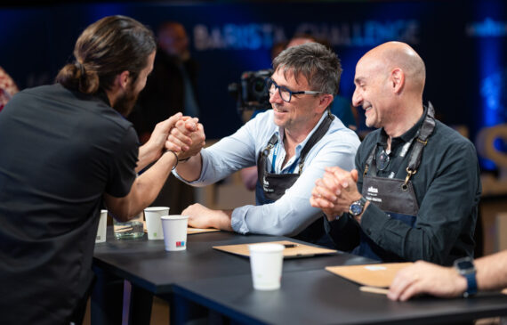 due persone si stringono la mano dopo una esibizione all'evento barista challenge 2024