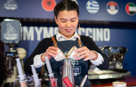 una donna si esibisce durante il lavazza barista challenge 2024
