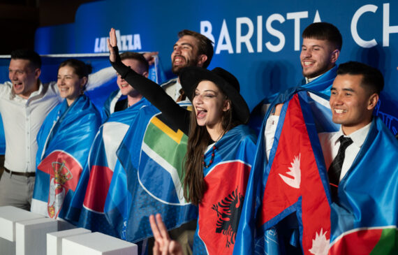 alcuni giovani esultano per la premiazione di un concorso Lavazza