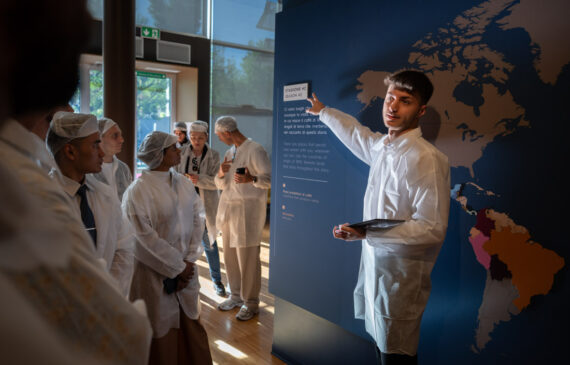 un addetto illustra le caratteristiche del caffè a dei visitatori del museo Lavazza