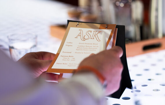 due mani sfogliano un menù