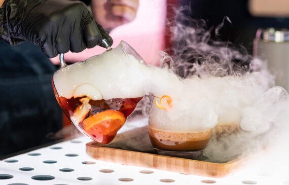 un barista prepara una bevanda a base di caffè