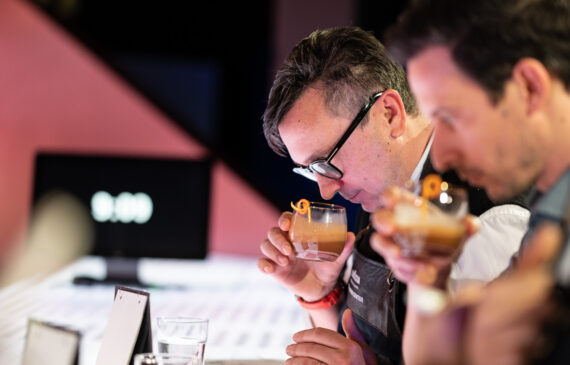 due giudici assaggiano una bevanda in una competizione lavazza