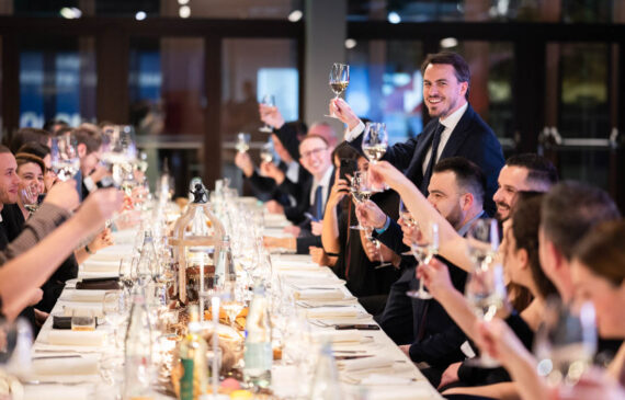 diverse persone brindano durante la cena di gala nella sede Lavazza di Torino