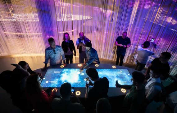 alcune persone interagiscono con uno schermo nel museo lavazza a torino