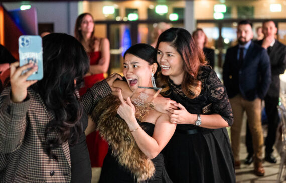 alcune donne si abbracciano dopo la vincita del lavazza barista challenge 2024