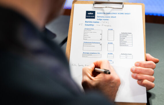 un giudice segna i voti su un quaderno durante una competizione