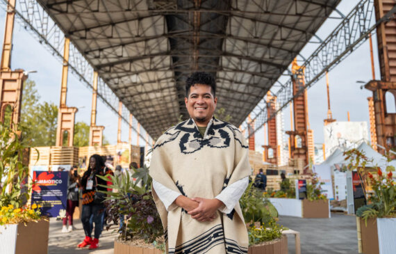 Un ragazzo con un poncho argentino posa per un fotografo a Torino