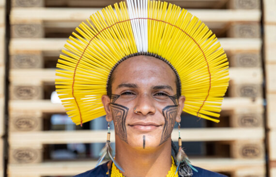 Un ragazzo in abito tradizionale brasiliano
