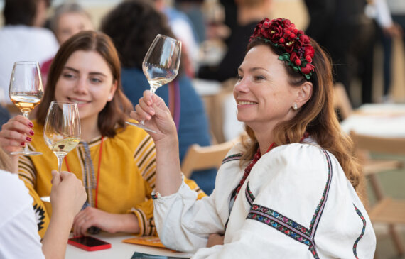 Una donna in abito tradizionale ucraino brinda durante l'evento terra madre