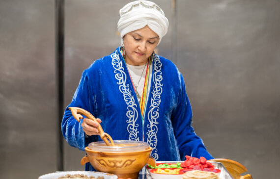 una donna cucina una ricetta tradizionale kazaka