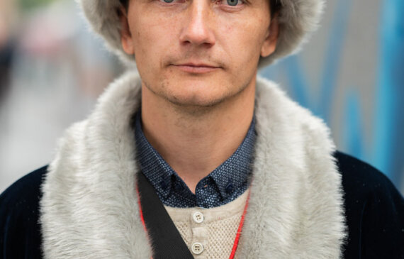 Un uomo in abito tradizionale bielorusso