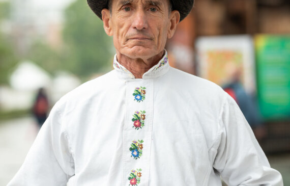 un uomo in abito tradizionale romeno durante l'evento terra madre