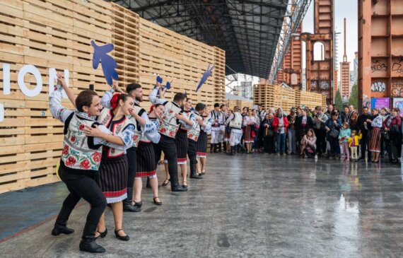 Alcune persone ballano in abiti tradizionali rumeni durante l'evento Terra Madre