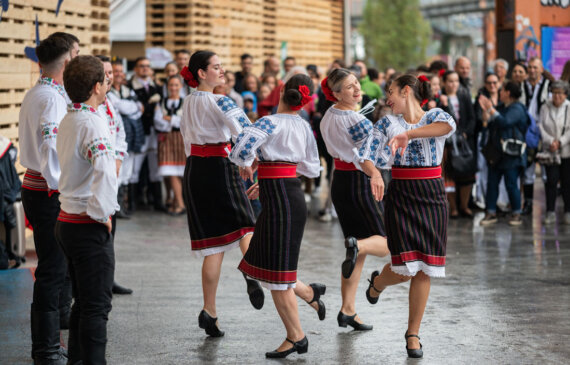 Alcune persone ballano in abiti tradizionali rumeni durante l'evento Terra Madre