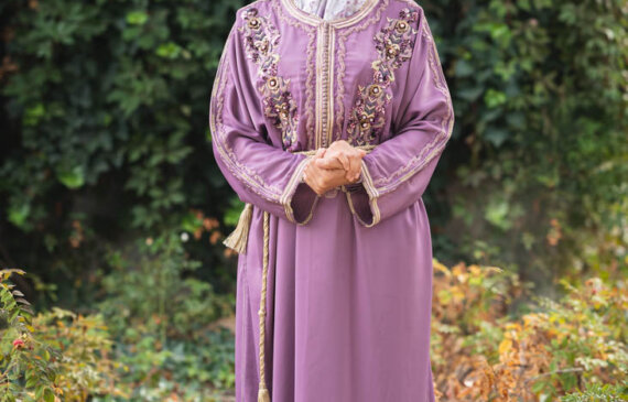 Ritratto di una donna in abito tradizionale tunisino