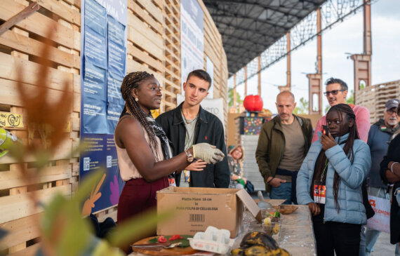 Un corso sui prodotti tradizionali africani, una donna spiega e altre persone ascoltano