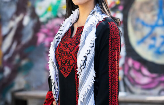 Ritratto di una donna in abiti tradizionali palestinesi