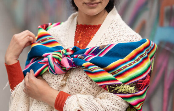 Fotografo a Torino, una donna sudamericana con l'abito tradizionale