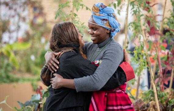 fotografo a torino due persone che si abbracciano