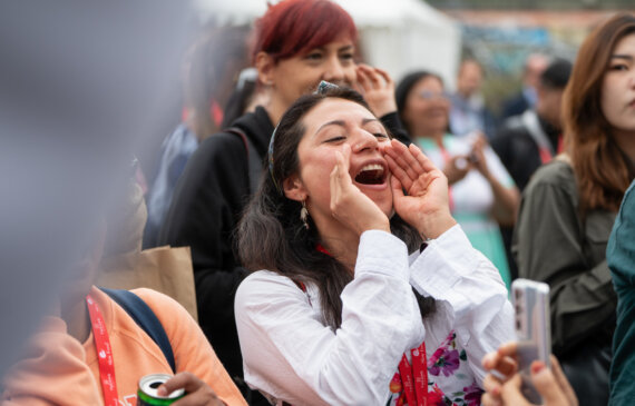 Fotografo a Torino, una donna che esulta sorridendo durante l'evento TERRA MADRE