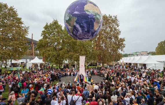una folla di persone assiste all'inaugurazione dell'evento Terra madre